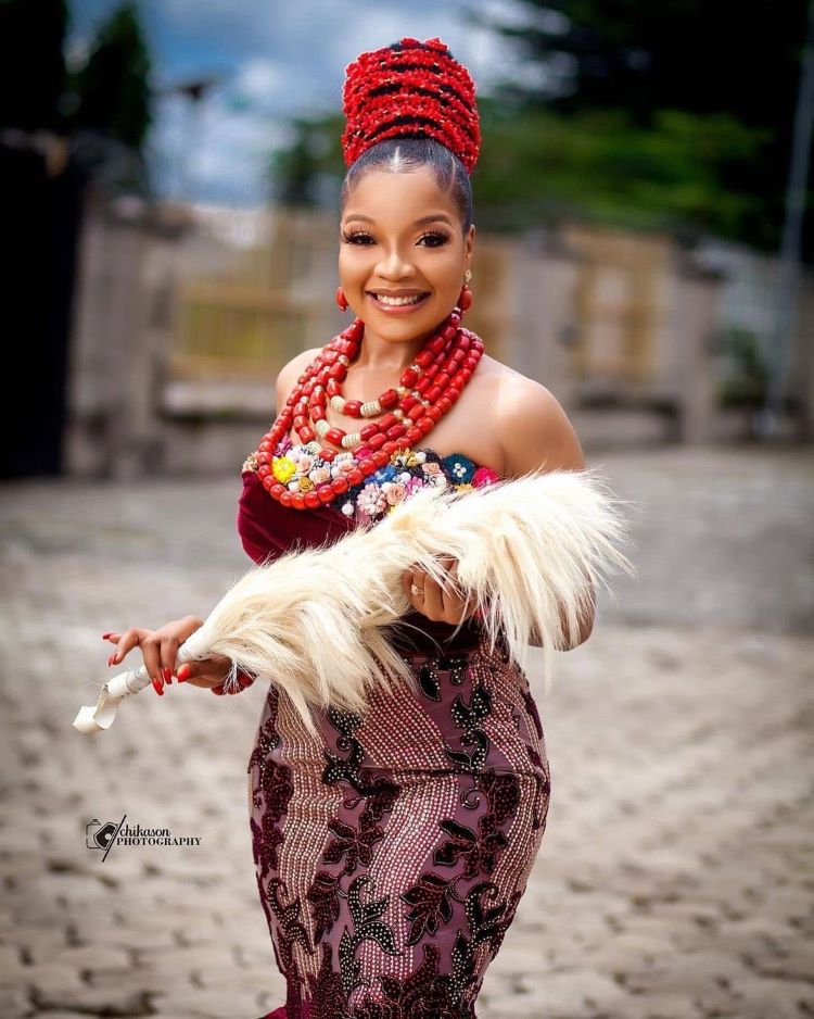 Smiling Igbo bride in her trad attire